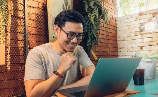 Mann arbeitet am Computer