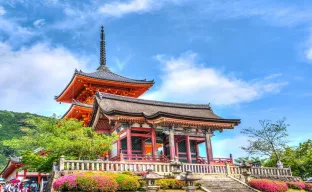 farbenfroher Tempel in Japan