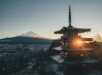 Tempel, Fujisan und Sonne.