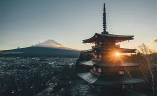 Tempel, Fujisan und Sonne.