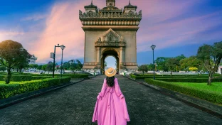 Touristenspaziergang in Patuxai in Vientiane, Laos.