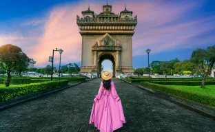 Touristenspaziergang in Patuxai in Vientiane, Laos.