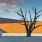 Totes Baum in Dead Tree (Sossusvlei) bei Sonnenaufgang, einem bekannten Naturdenkmal in der Namib-Wüste in Namibia