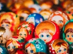 Bunte russische Matroschka-Puppen auf dem Markt.