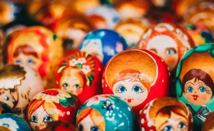 Bunte russische Matroschka-Puppen auf dem Markt.
