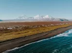 Küste und Berge in Kamtschatka