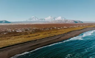 Küste und Berge in Kamtschatka
