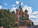 Die Basilius-Kathedrale auf dem Roten Platz in Moskau sowie das Denkmal für Minin und Pozharski.