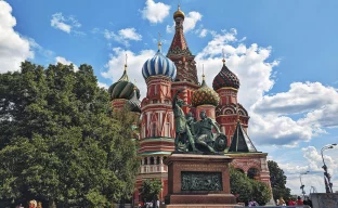 Die Basilius-Kathedrale auf dem Roten Platz in Moskau sowie das Denkmal für Minin und Pozharski.