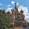 Die Basilius-Kathedrale auf dem Roten Platz in Moskau sowie das Denkmal für Minin und Pozharski.