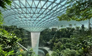 künstlicher Wasserfall auf dem Flughafen