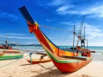 Altes traditionelles Fischerboot, gestrandet an einem Palm Beach