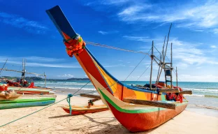 Altes traditionelles Fischerboot, gestrandet an einem Palm Beach