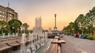 Der Unabhängigkeitsbrunnen und das Unabhängigkeitsdenkmal in Duschanbe