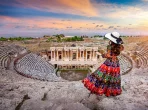 Eine Frau steht auf der antiken Stadt Hierapolis.