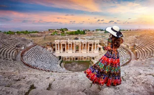 Eine Frau steht auf der antiken Stadt Hierapolis.