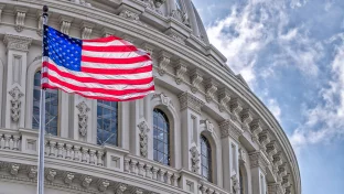 Blick auf das Kapitol in Washington DC bei bewölktem Himmel