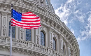 Blick auf das Kapitol in Washington DC bei bewölktem Himmel