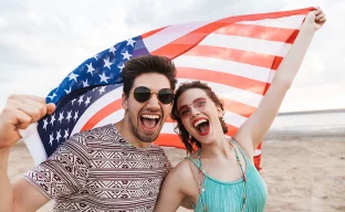 Glückliche Freunde, die ihre Zeit am Strand verbringen
