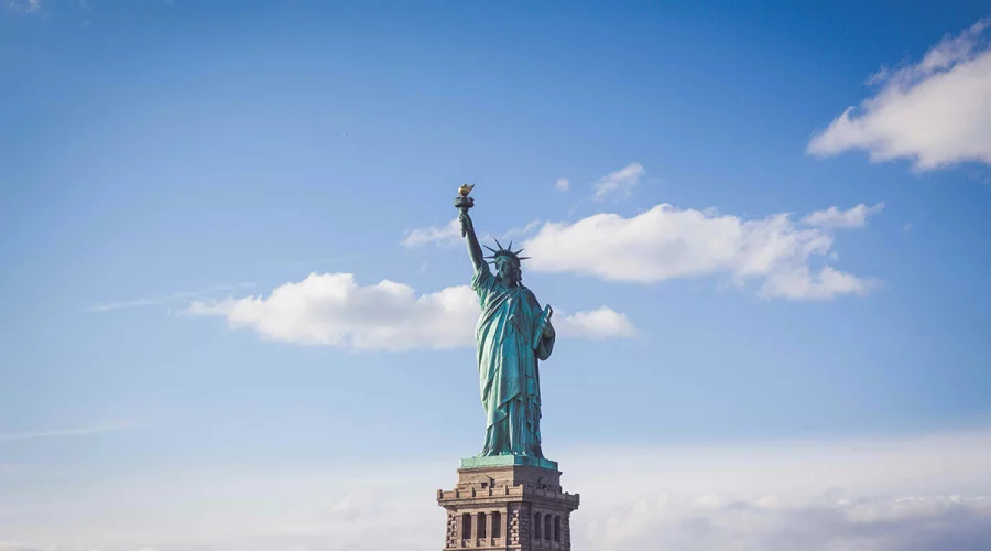 Die US-Regierung führt eine Überprüfung von Visumantragstellern auf „anti-amerikanische Gesinnung“ ein.