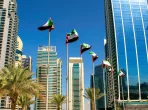 Blick auf Gebäude in Dubai mit Flaggen der Vereinigten Arabischen Emirate.