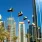 Blick auf Gebäude in Dubai mit Flaggen der Vereinigten Arabischen Emirate.
