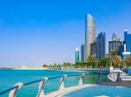 Skyline-Blick auf das Panorama von Abu Dhabi mit Meer