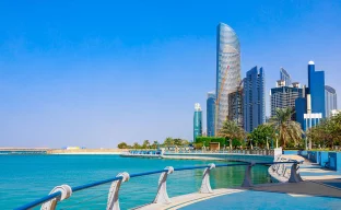 Skyline-Blick auf das Panorama von Abu Dhabi mit Meer