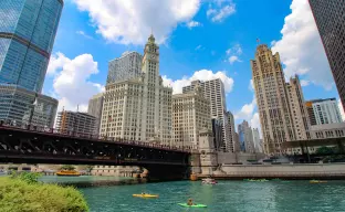 Der Chicago River und Geschäftsgebäude, USA