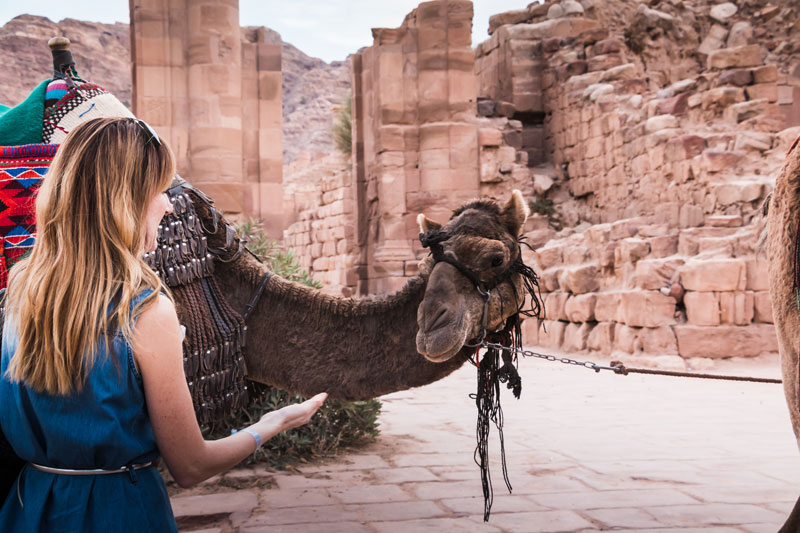 Urlauberin mit Kamel in der Stadt Petra